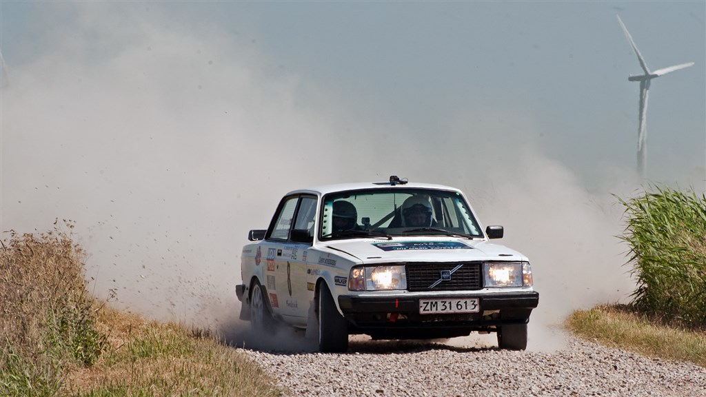 Heino Mejer og Bo Mølgaard får støvet i St. Darum Enge til at lette
(Foto: Viggo Johansen - rallypics.dk )